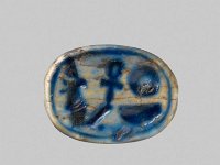 Aeg V 12 Unterseite  Aeg V 12, Rückseite, 18. Dynastie (Zeit Amenophis III., 14. Jahrhundert v. Chr.) oder später, Skarabäus, Blaue Fayence, L 1,7 cm, B 1,2 cm, H 0,6 cm